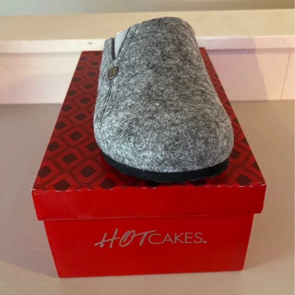 NWB Hotcakes slide ons fur lined